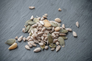 graines biologiques sur ardoise