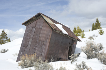 D2112 Tipping Shed in Winter