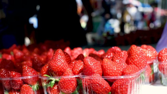 barquette de fraise dans un march&eacute; 