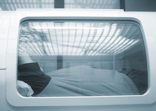 Hyperbaric oxygen tank chamber