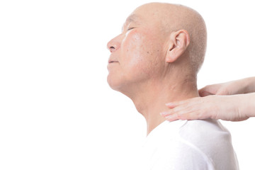 Fototapeta premium 女性の手でマッサージを受けるシニア