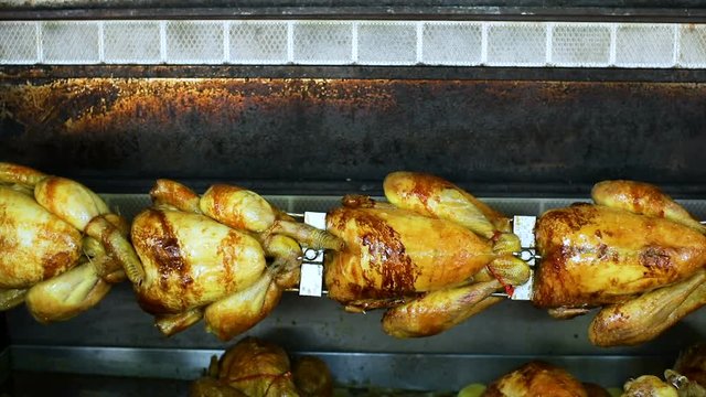 poulet dans un r&ocirc;tissoire gros plan 