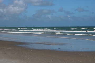 Fototapeta na wymiar Crashing waves on a sunny Flordia beach.