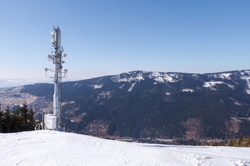 Wieża komunikacyjna na szczycie góry w zimie, czechy