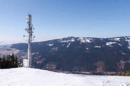 Wieża komunikacyjna na szczycie góry w zimie, czechy © Lukasz Struk