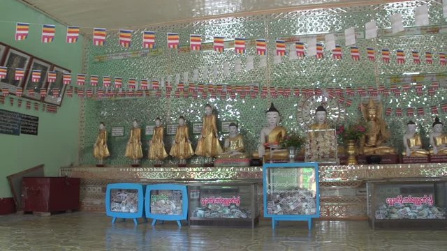 Sagaing, inside the U Min Thonze Cave, Buddha statues in a row