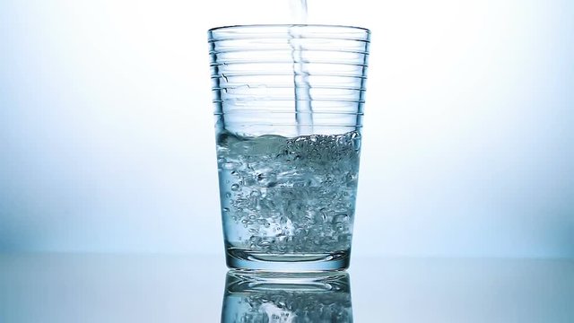 eau verser dans un verre 