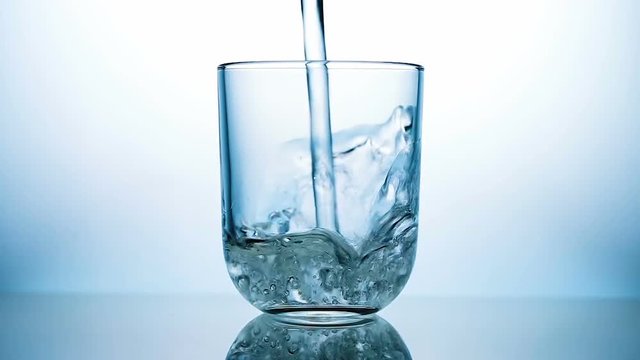 eau verser dans un verre slow motion 