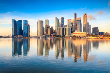 Fototapeta premium Singapur panoramę miasta w zatoce Marina podczas wschodu słońca