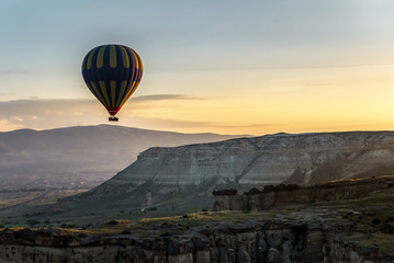 Fototapeta na wymiar Balloon sightseeing in the morning at Cappadocia, Turkey