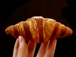 手に持つクロワッサン