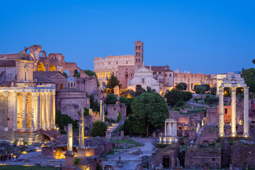 Plakat Forum Romanum and Colosseum in Rome after sunset