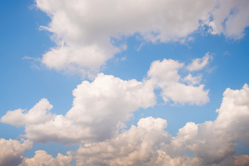 Obraz premium cloud in sun shine day in the summer with blue sky background