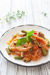 Rice noodles with tomato sauce, vegetabels and seafood