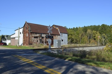 Obraz premium Old abandoned warehouse and railroad track crossing