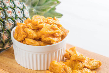 dried pineapple crispy chips