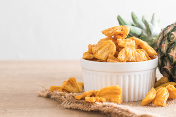 dried pineapple crispy chips