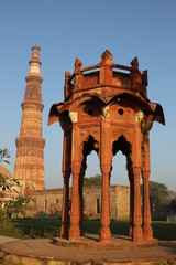 Qutb Minar und Baldachin im Qutb Minar-Komplex, Delhi, Indien © Pipo