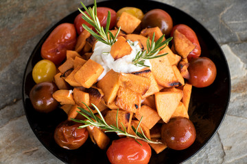 Snack mit Süßkartoffeln und Tomaten