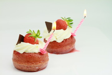 baba à la fraise et ses bougies