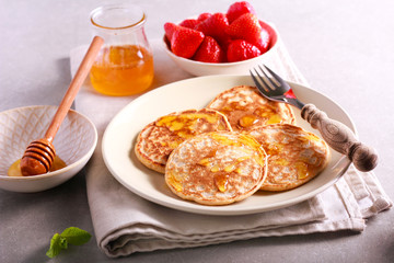 Scottish oat pancakes with honey