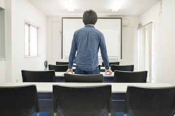 教室にいる男性