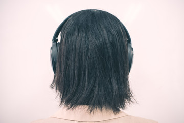 Fototapeta premium ヘッドフォンをする女性