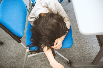 椅子に横になる女性