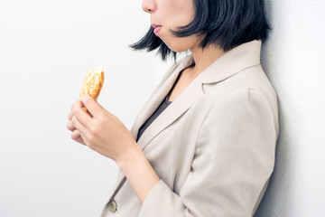 パンを食べるビジネスウーマン