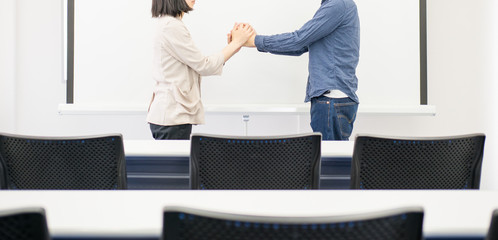 手をつなぐ男女