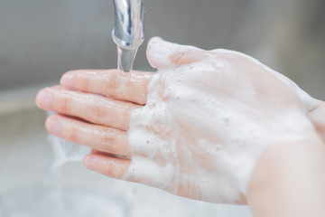 ハンドソープで手を洗う女性