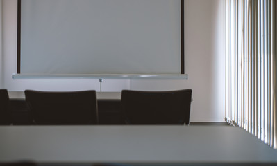 照明の点いていないオフィス