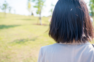 公園にいるビジネスウーマン