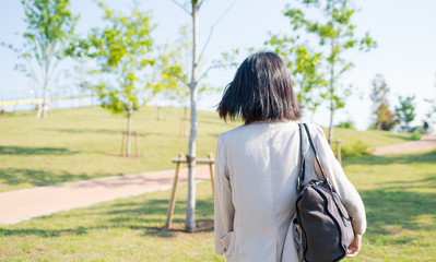 公園にいるビジネスウーマン