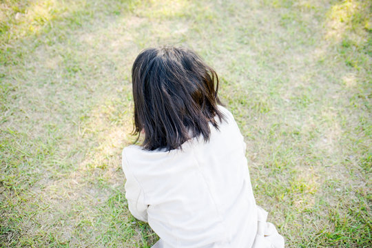 草むらに寝転ぶ女性 Stock 写真 Adobe Stock