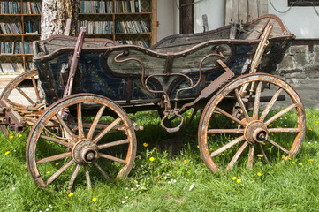 Fototapeta na wymiar Beautiful old rustic retro wooden cart in house garden
