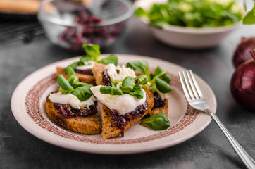 Heatly food toast with onion and mozzarella