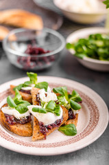 Heatly food toast with onion and mozzarella