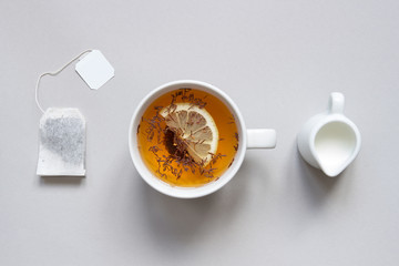 Teezeit. Tasse heißen schwarzen Tee auf blauem Hintergrund, Ansicht von oben