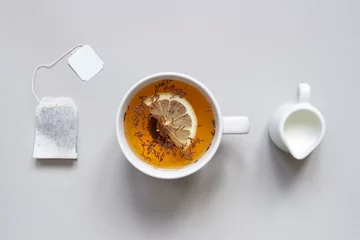 Papier Peint photo Theé L& 39 heure du thé. Tasse de thé noir chaud sur fond bleu, vue de dessus