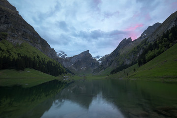 Fototapeta na wymiar Seealpsee im Alpsteingebirge mit Säntis im Hintergrund