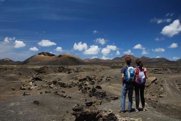 Couple de randonneurs à Lanzarote, Canaries, Espagne