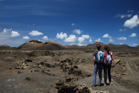 Couple de randonneurs &agrave; Lanzarote, Canaries, Espagne