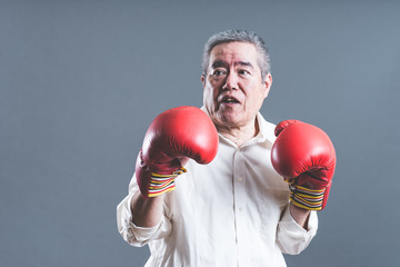 ファイティングポーズをとっているシニア男性
