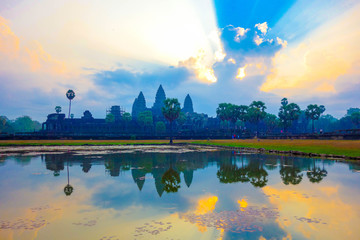 カンボジア、アンコールワット遺跡の朝日