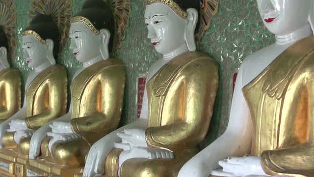 Sagaing, inside the U Min Thonze Cave, Buddha statues in a row