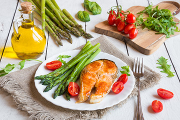 Salmon steak with asparagus 