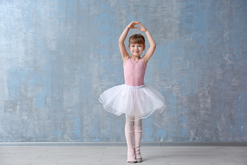 Cute little ballerina in dance studio - obrazy, fototapety, plakaty
