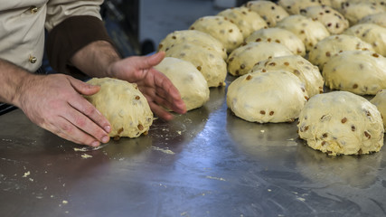 preparazione dell'impasto del panettone in una pasticceria artigianale