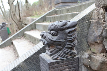 Fototapeta na wymiar A black stone carving of the head of a dragon in ancient China